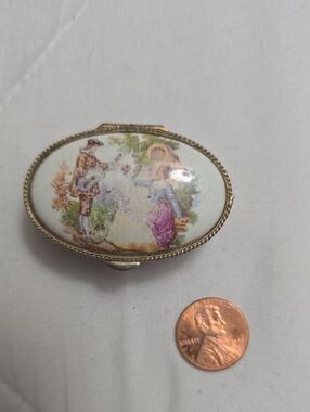 Oval Vintage-Style Porcelain Trinket Box with Pastel Romantic Scene